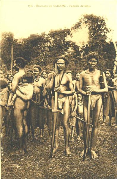 136. - Environs de SAIGON. - Famille de Moïs

1. logo trèfle à 4 feuilles, vert ?
2. L. Crespin S