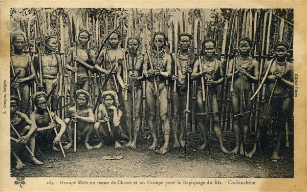 164. - Groupe Moïs en tenue de Chasse et un Groupe pour le Repiquage du Riz. - Cochinchine