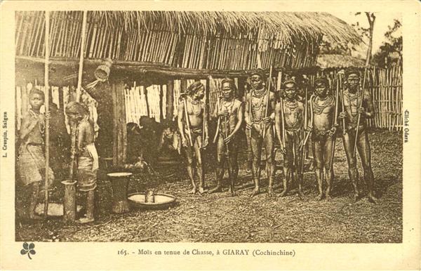 165. Moïs en tenue de Chasse, à GIARAY (Cochinchine)

L. Crespin Saïgon (logo trèfle à 4 feuilles,