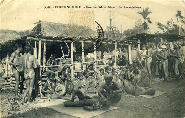 118. - COCHINCHINE. - Sorciers Moïs faisant des incantations

A.F.Decoly Saïgon