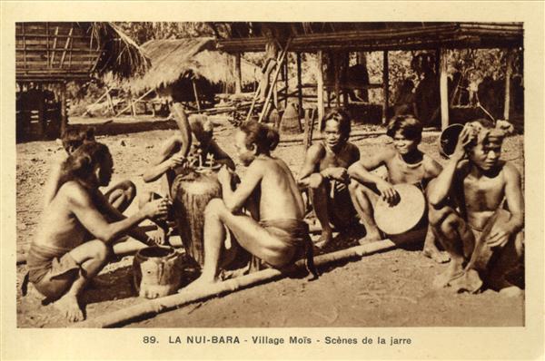 89. LA NUI-BARA - Village Moïs - Scènes de la jarre