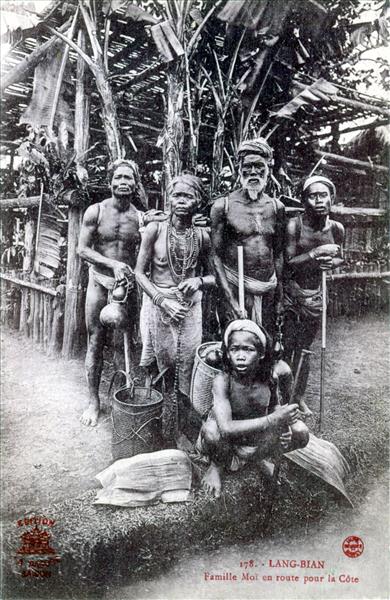 178. - LANG-BIAN. Famille Moï en route pour la Côte
[LOGO ROUGE] ? ? DECOLY