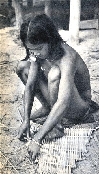 Garçon transportant son petit frère en bandoulière